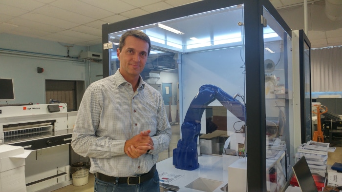 Hubert Pédurand, directeur général de l'imprimerie Laballery à Clamecy dans la Nièvre, depuis 2015, devant Gutenberg One, le robot dont il est l'inventeur.