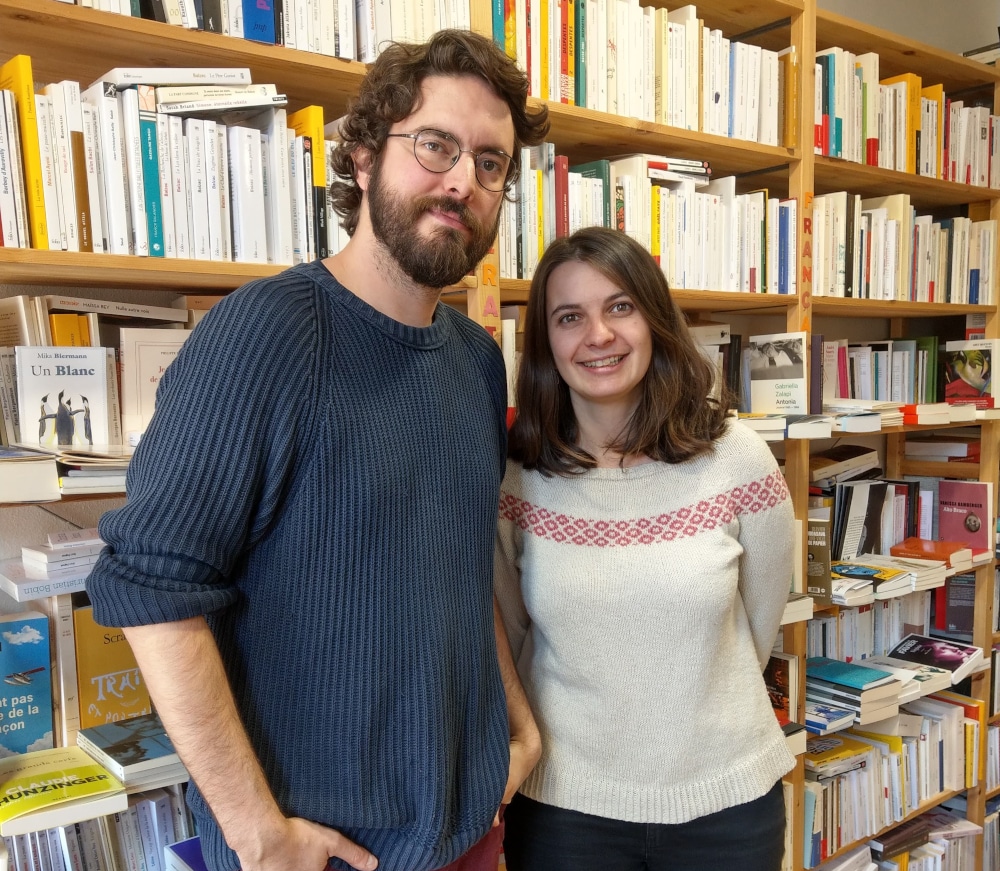 Photo de Julien Tardif et Clémence Roquefort, libraires à La fleur qui pousse à l'intérieur