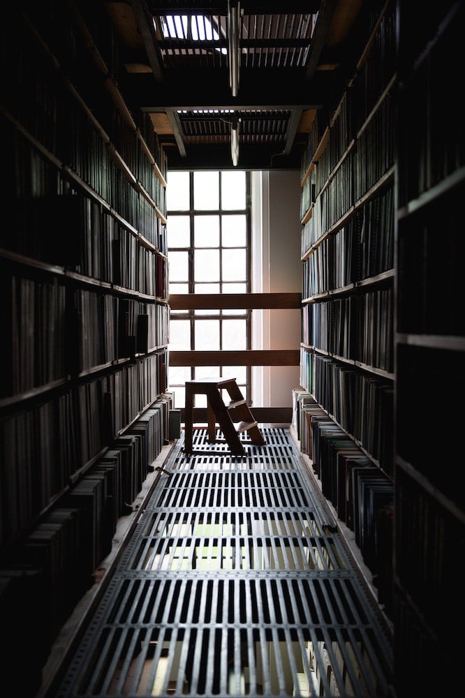 Image de livres rangés dans une bibliothèque en prison